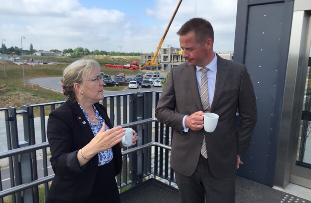 Borgmester Tina Tving Stauning (A) i samtale med transportminister Thomas Danielsen (V) på Vinge Station. Foto Frederikssund Kommune.