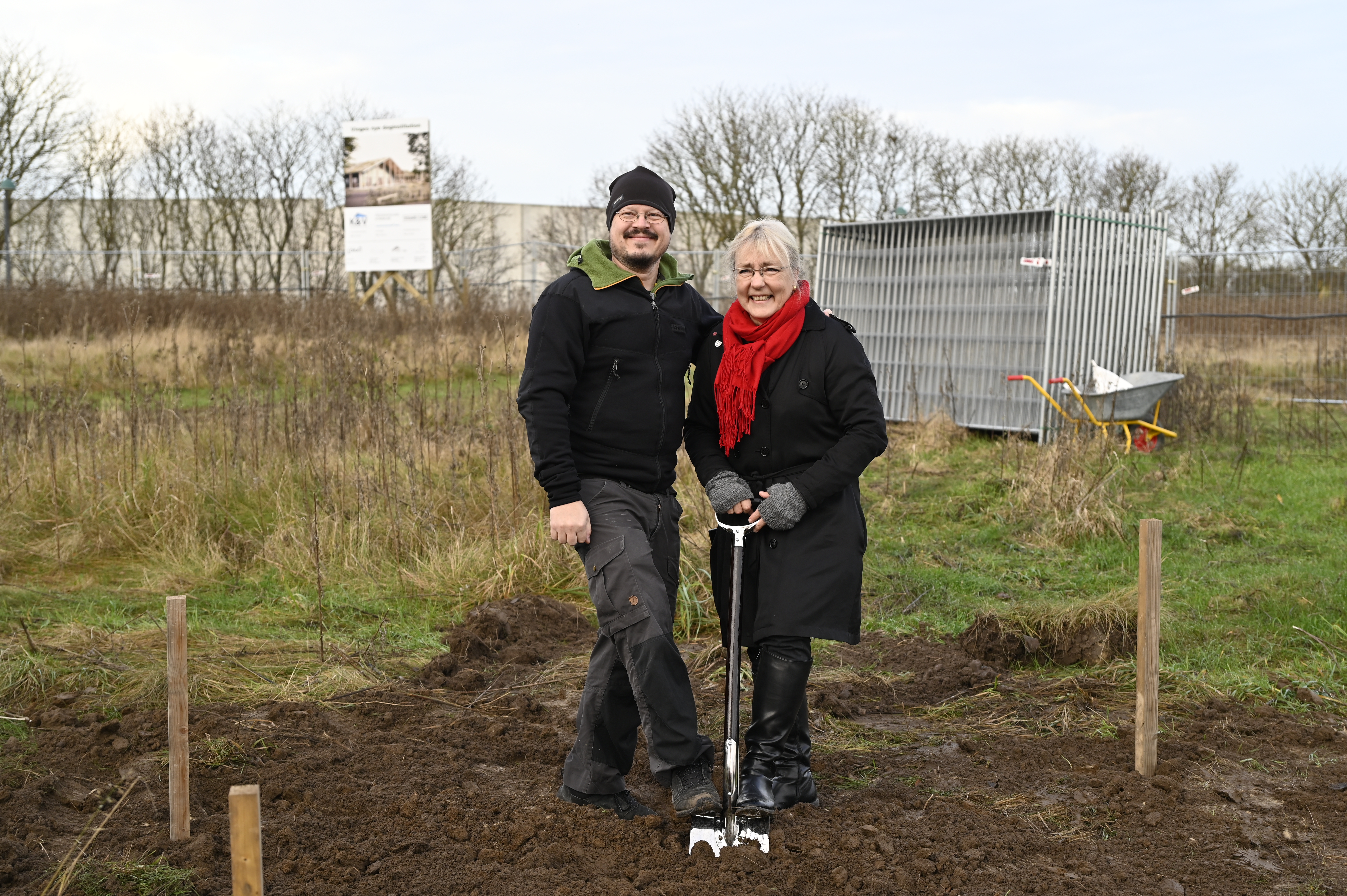 Rasmus Petersen og Tina Tving Stauning tager det første spadestik. Foto: Frederikssund Kommune