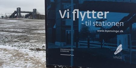 Et skilt ved Vinge Station viser, hvor det kommende bykontor skal ligge. Foto: Frederikssund Kommune.