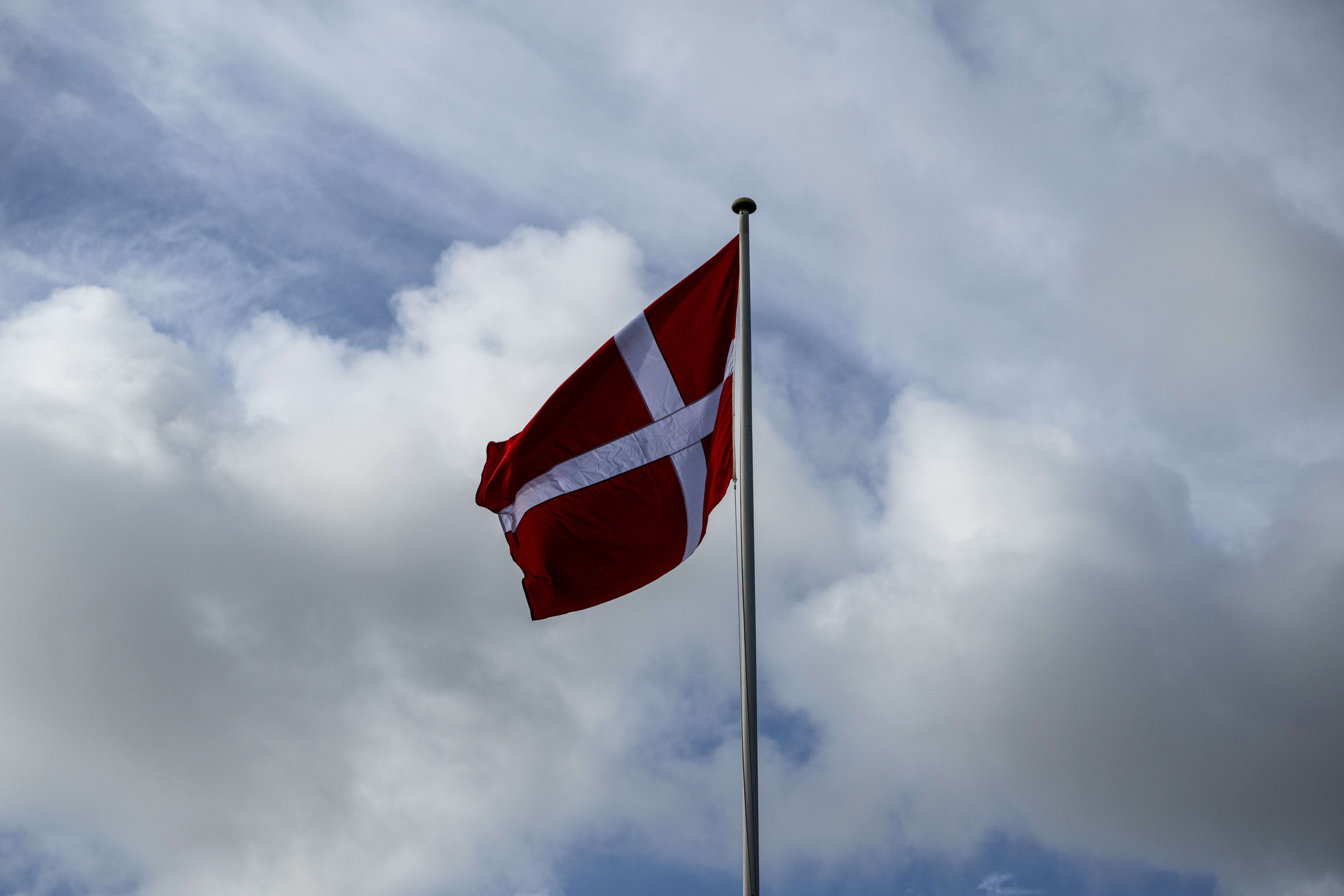 Dannebrogsflag på blå himmel. Foto: Kenneth Jensen.