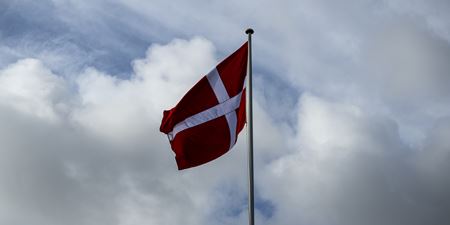 Dannebrogsflag på blå himmel. Foto: Kenneth Jensen.