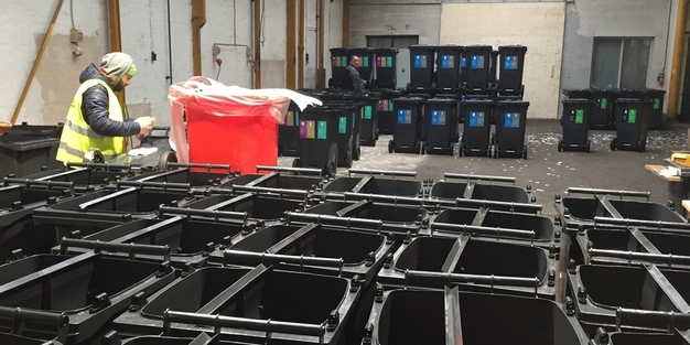 De nye affaldsspande bliver samlet på lageret i Jægerspris. Foto: Frederikssund Kommune.