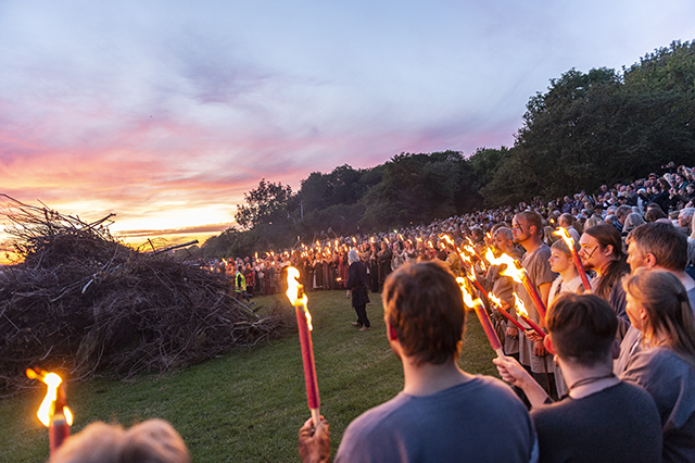 Vikingerne gør klar til at tænde bålet på Kalvøen i 2019. Foto: Kenneth Jensen, Frederikssund Kommune.