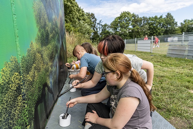 Børn og unge hjælper med vægmaleriet. Foto: Frederikssund Kommune, Kenneth Jensen.