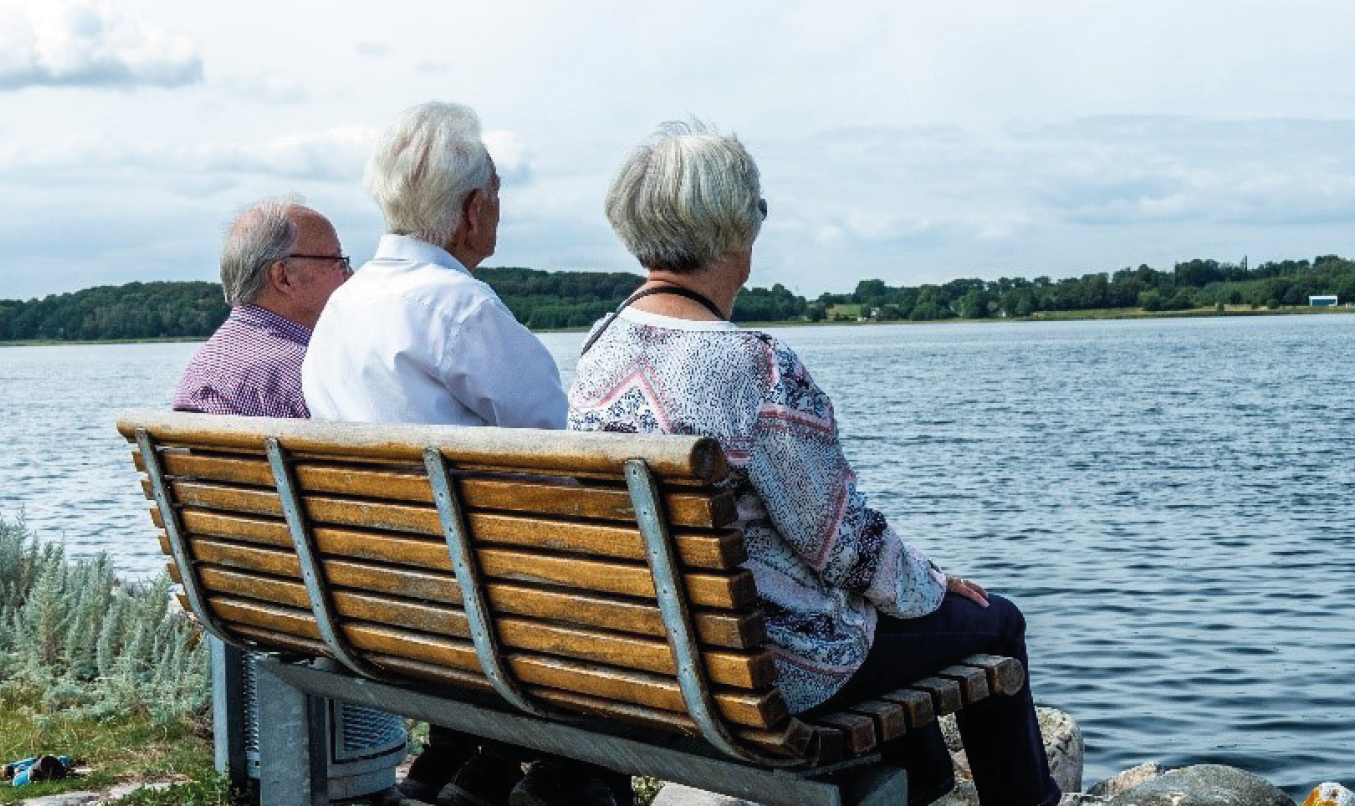 Tre seniorer sidder på en bænk og kigger ud over fjorden. Foto: Frederikssund Kommune, Kenneth Jensen.