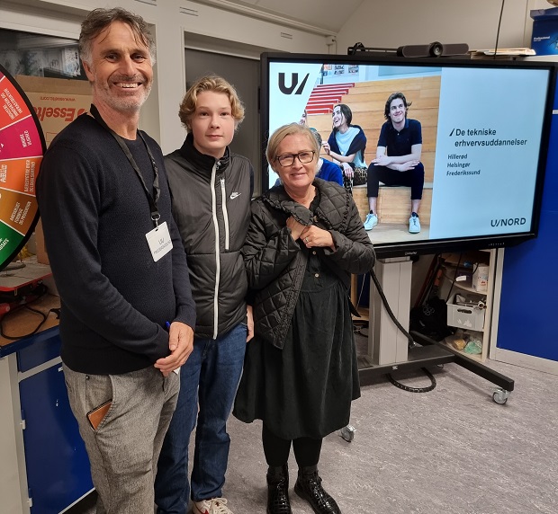 Mads med sin mor og uddannelsesvejleder Torben Florin. Foto: Frederikssund Kommune.