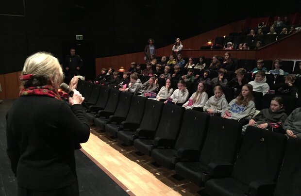 Borgmester Tina Tving Stauning byder velkommen til eleverne i Parkteatret. Foto: Frederikssund Kommune.