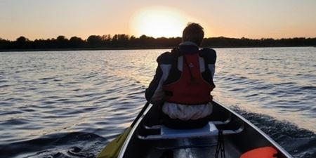 En person ror kajak mod solnedgangen. Foto: Emil Kuhlmann.