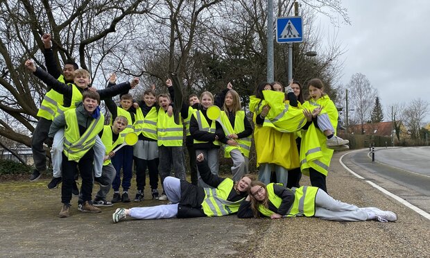 Skolepatruljeeleverne i Skibby stiller op til fællesfoto. Foto: Frederikssund Kommune.