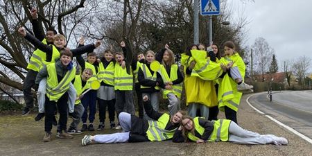 Skolepatruljen i Skibby stiller op til fællesfoto. Foto: Frederikssund Kommune.