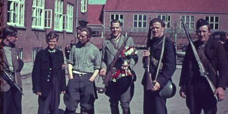 Frihedskæmpere i Frederikssund Kommuneskoles gård 5. maj 1945.