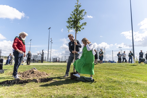 Formand for Frederikssund Oaks Julie Grelck planter sammen med formanden for Fritids- og Kulturudvalget et egetræ i Idrætsbyen. Foto: Frederikssund Kommune, Kenneth Jensen.