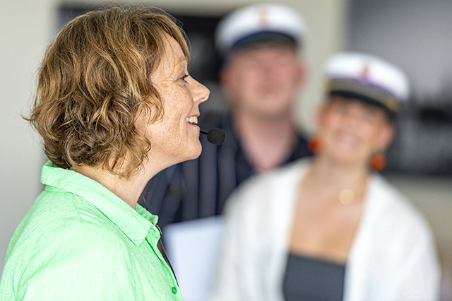 Rektor Heidi Post Dam taler til studenterne. Foto: Kenneth Jensen, Frederikssund Kommune.