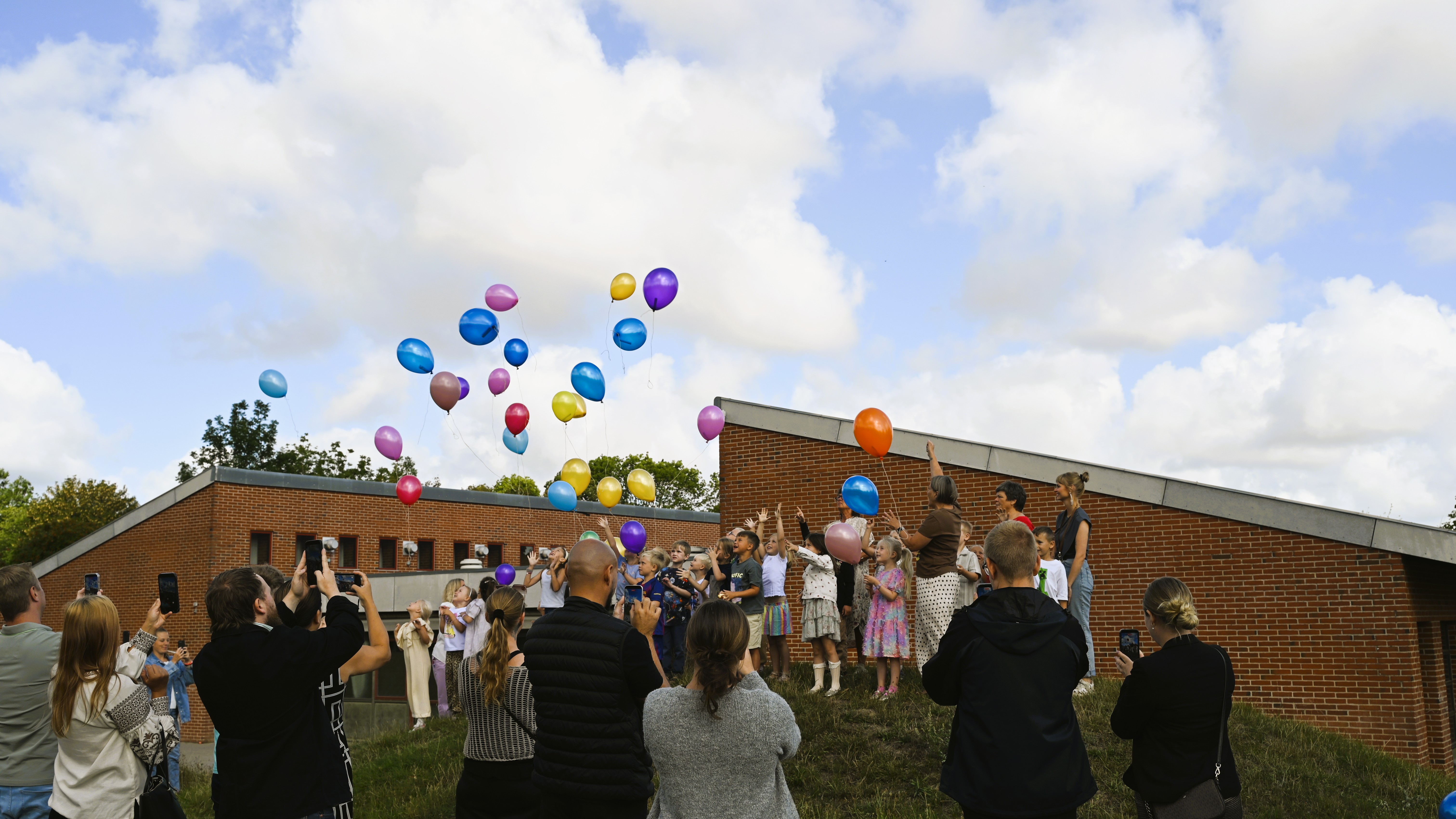 Ballonerne sendes traditionen tro mod himlen. Foto: Frederikssund Kommune
