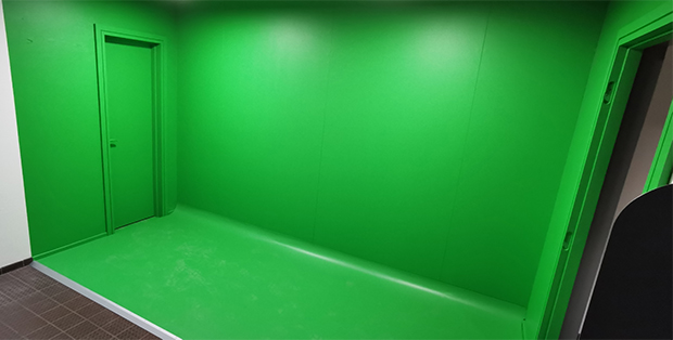Greenroom, hvor vægge, døre, gulv og loft er malet grønt. Foto: Frederikssund Gymnasium.