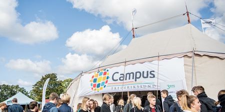 Unge mennesker samlet til Campusdag XL.