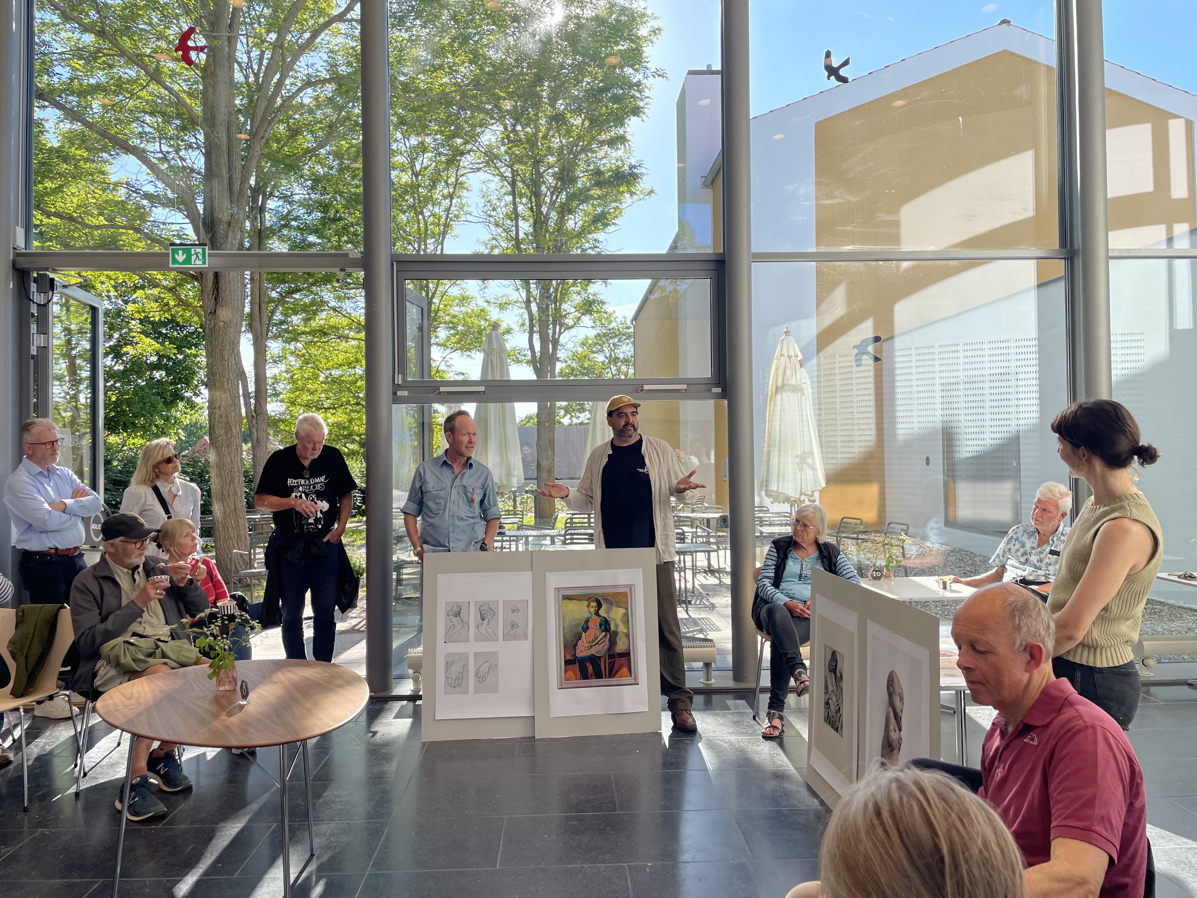 På museet sluttede det med en fin samtale om Willumsens og Malakais kunst, mens gæsterne kunne nyde en is. Foto: Frederikssund Kommune