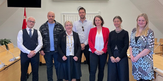 De seks nye statsborgere sammen med borgmester Tina Tving Stauning. Foto: Frederikssund Kommune.