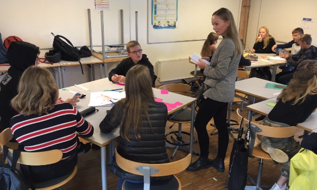 En facilitator fra Innovation Lab guider eleverne i 7. klasse i processen med at løse en udfordring. Foto: Frederikssund Kommune.
