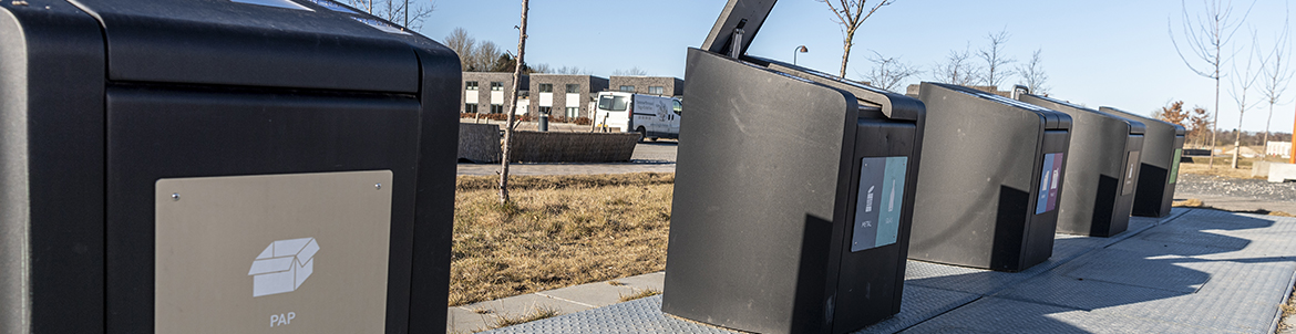 Nedgravede affaldsbeholdere i Vinge. Foto: Kenneth Jensen.