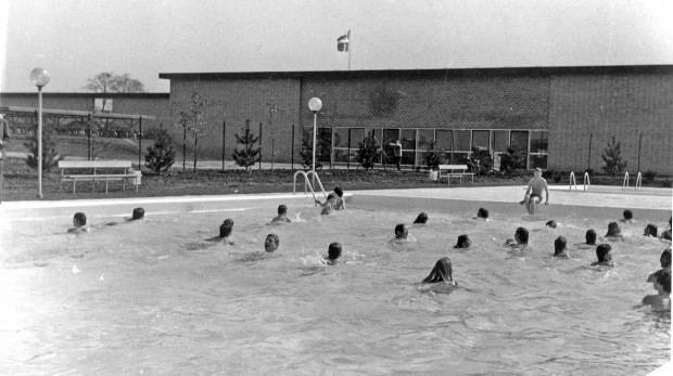 Besøgende svømmer i friluftsbadet ved åbningen i 1969. Foto: Lokalarkivet. 