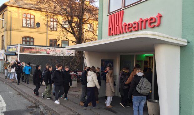 Skolepatruljeelever på vej ind på Parkteatret i Frederikssund. Foto: Frederikssund Kommune.