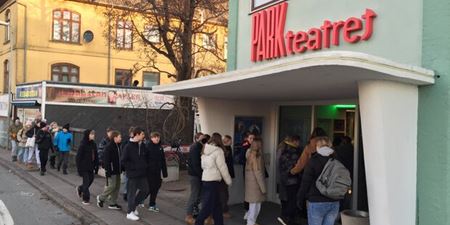 Skolepatruljeelever på vej ind på Parkteatret i Frederikssund. Foto: Frederikssund Kommune.