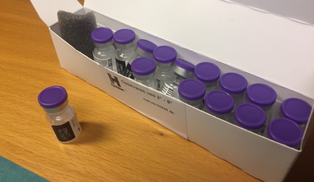 15 små beholdere med covid-19 vaccine. Foto: Frederikssund Kommune.