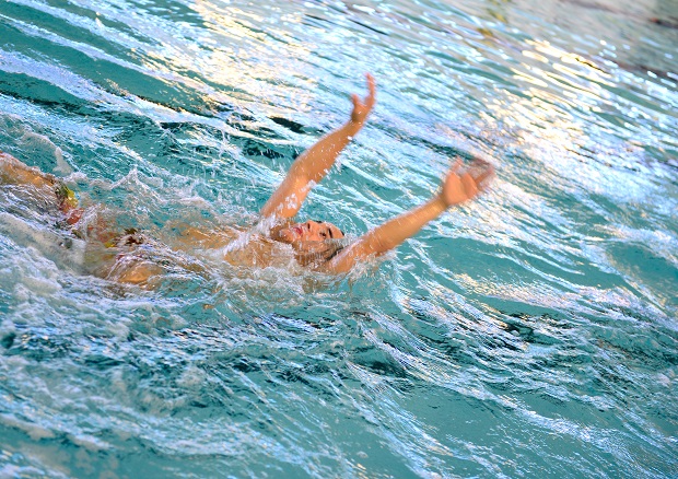 Dreng svømmer i et bassin i en svømmehal. Foto: Frederikssund Kommune, Kenneth Jensen.