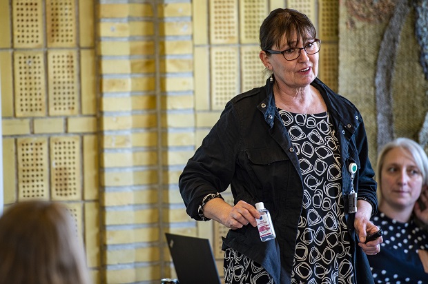 Hygiejnesygeplejerske Anita Schlippe Rasmussen underviser i god hygiejne. Foto: Frederikssund Kommune, Kenneth Jensen.