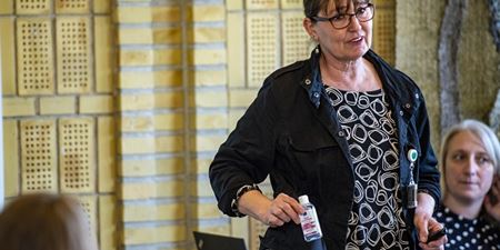 Hygiejnesygeplejerske Anita Schlippe Rasmussen underviser i god hygiejne. Foto: Frederikssund Kommune, Kenneth Jensen.