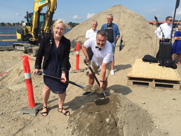 Borgmester Tina Tving Stauning (A) og udvalgsformand Michael Tøgersen (I) tager første spadestik til Kultur-og havnebadet. I baggrunden ses Erik Huusfeldt Larsen og Lars Jepsen fra FNI. Foto: Frederikssund Kommune.