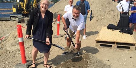 Borgmester Tina Tving Stauning (A) og udvalgsformand Michael Tøgersen (I) tager første spadestik til Kultur-og havnebadet. I baggrunden ses Erik Huusfeldt Larsen og Lars Jepsen fra FNI. Foto: Frederikssund Kommune.