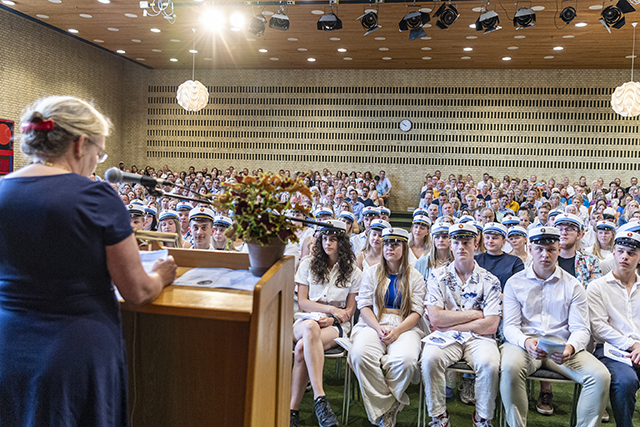 Borgmester Tina Tving Stauning foran en fyldt festsal. Foto: Kenneth Jensen, Frederikssund Kommune.
