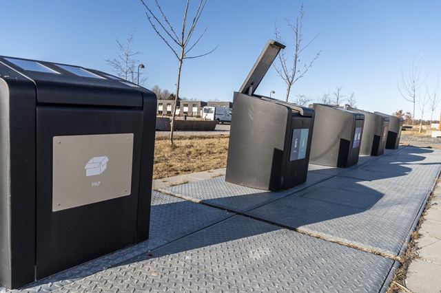 Nedgravede affaldscontainere i Vinge. Foto: Kenneth Jensen.