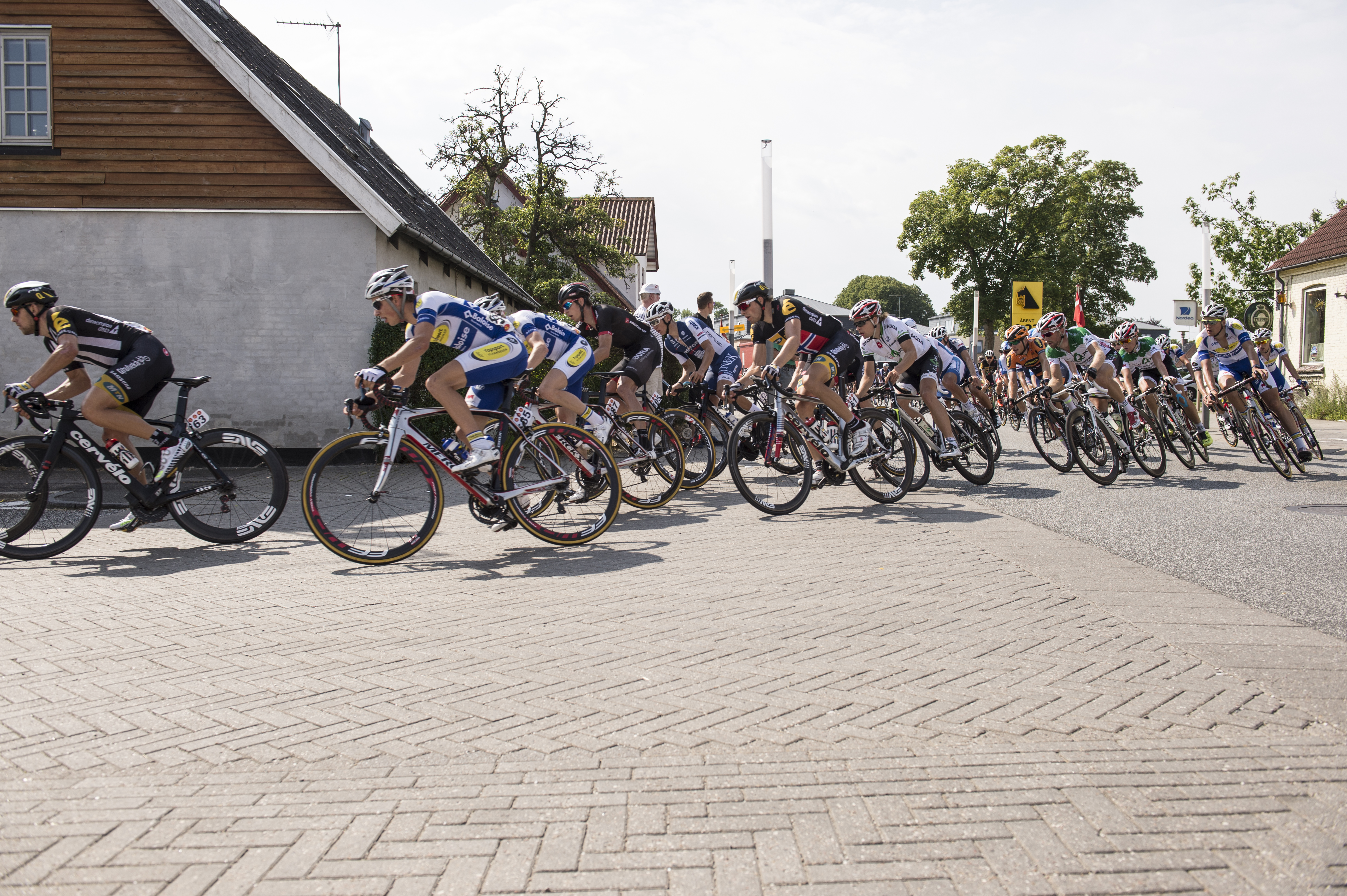Cykelryttere på vej rundt i et sving. Foto: Kenneth Jensen.