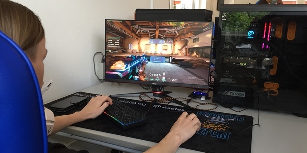 Dreng spiller e-sport på en computer. Foto: Frederikssund Kommune.