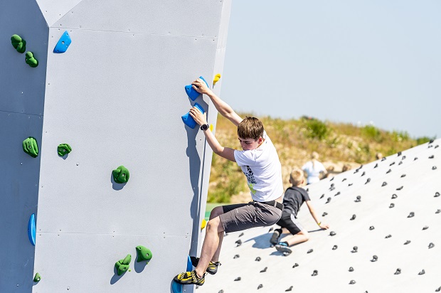 Dreng på klatrevæg. Foto: Frederikssund Kommune, Kenneth Jensen.