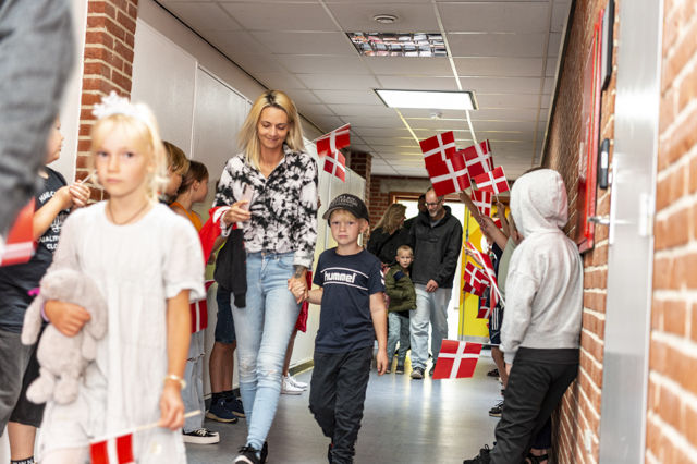 De nye elever blev modtaget med flag og sang af skolens øvrige elever. Foto: Frederikssund Kommune, Kenneth Jensen.