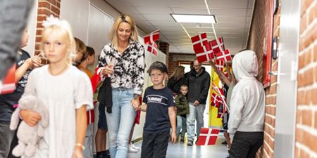 De nye elever blev modtaget med flag og sang af skolens øvrige elever. Foto: Frederikssund Kommune, Kenneth Jensen.