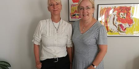 Borgmester Tina Tving Stauning (th) og direktør i Usafe, Joan Bernholm (tv). Foto: Frederikssund Kommune