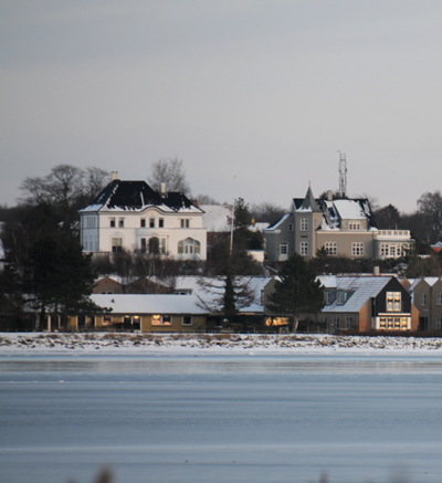 Foto af Fjord- og bymiljø. Skyllebakke Havn og Frederiksund set fra fjorden. Foto: Kenneth Jensen.