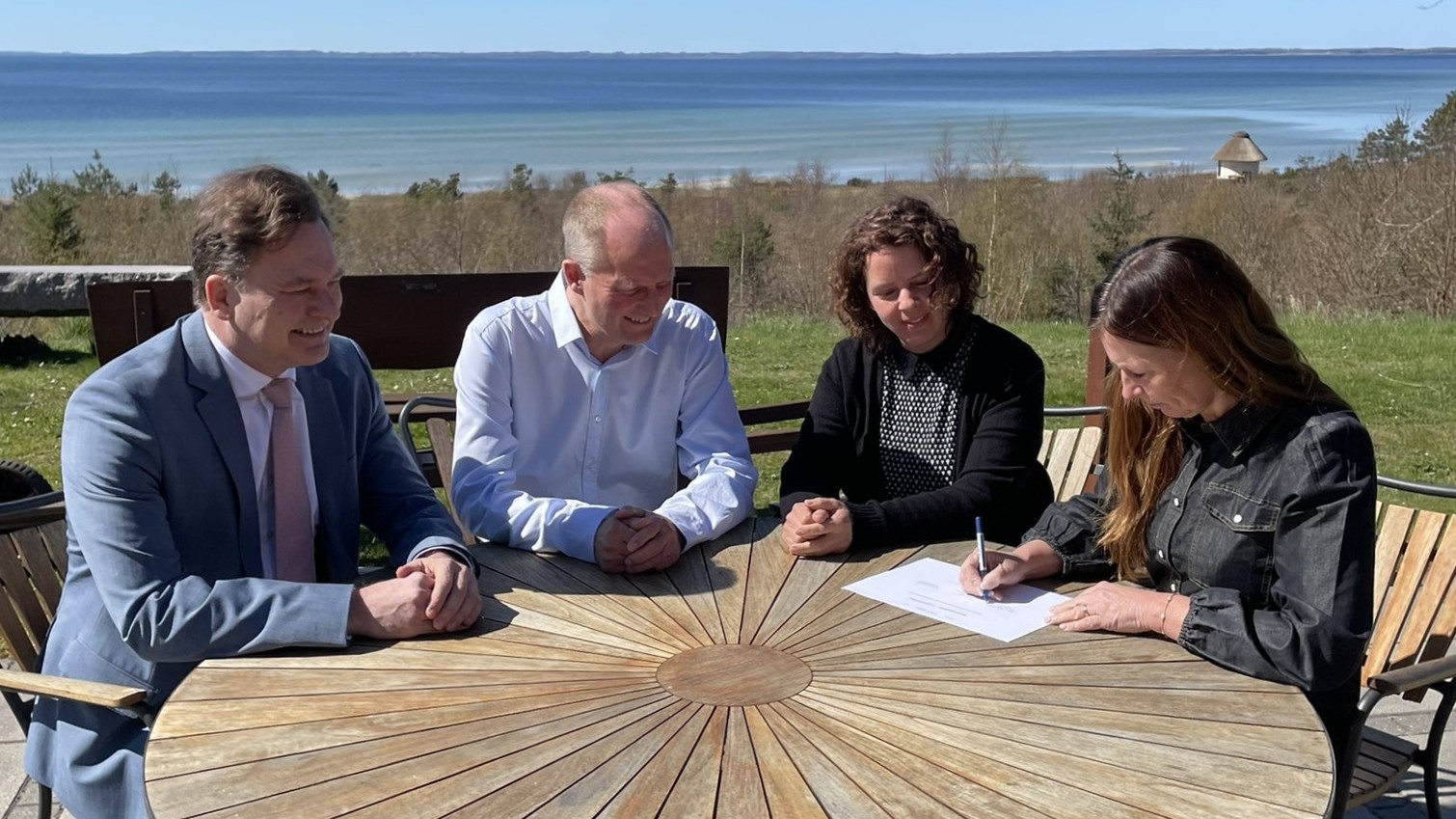 Rammeaftalen underskrives. Foto: Frederikssund Kommune
