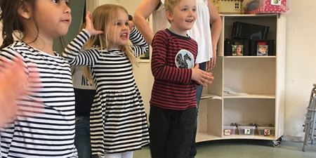 To piger og en dreng er koncentrerede og glade i dansen. Foto: Frederikssund Kommune.