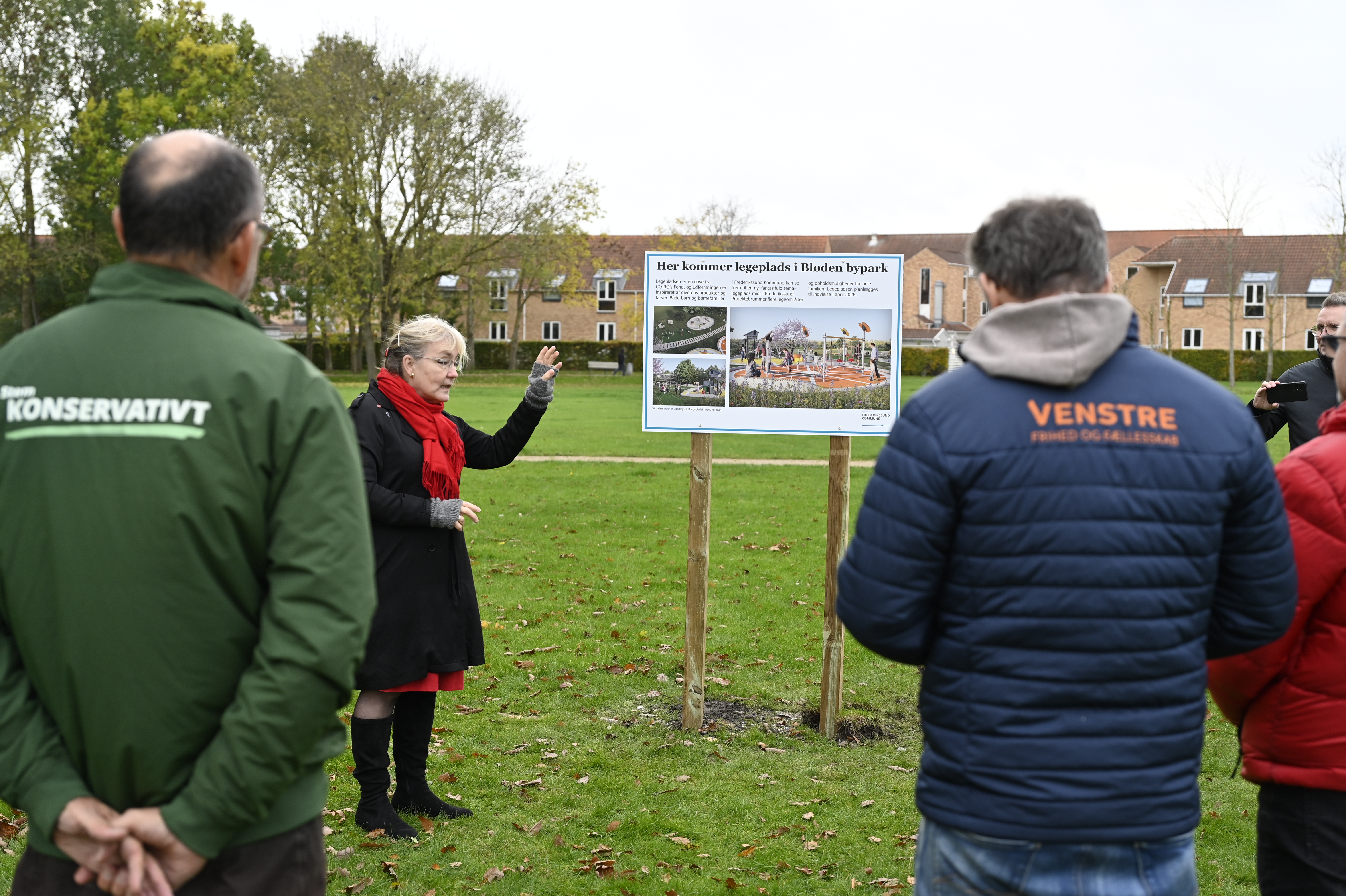 Borgmester Tina Tving Stauning holdt tale ved markering af, hvor den nye legeplads skal være. Foto: Frederikssund Kommune