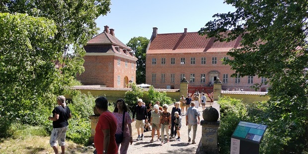 Selsø Slot en livlig sommerdag. Foto: Selsø Slot.