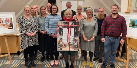Udvalget sammen med borgmester Tina Tving Stauning (A) (midtfor). Foto: Frederikssund Kommune.