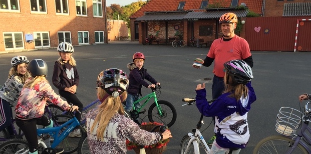 Michael Bremer fra Dansk Skolecykling instruerer eleverne i dagens opgaver. Foto: Frederikssund Kommune.