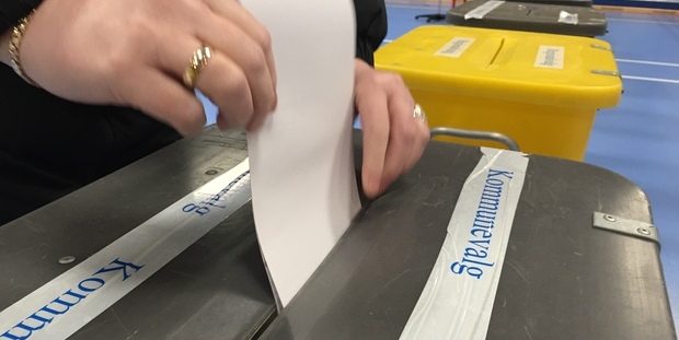 Stemmeseddel lægges i stemmeurne. Foto: Frederikssund Kommune.