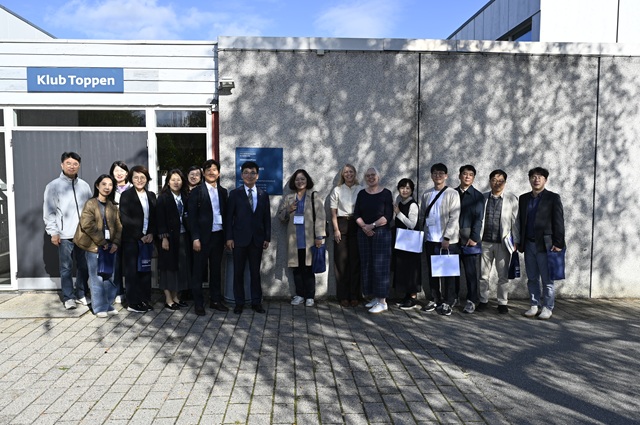 Den koreanske delegation foran Klub Toppen. Foto: Frederikssund Kommune
